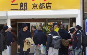 【ラーメン二郎】京都店のメガネ店員が「番号！番号！」と客を恫喝していた事を否定し炎上　大量の体験談が集まり休店に追い込まれる