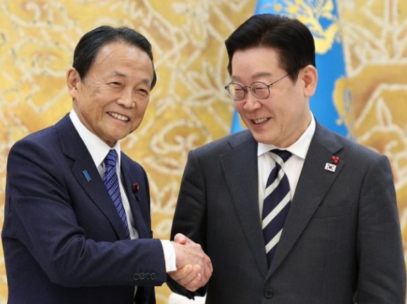 李在明大統領、日本の麻生元首相と接見…「お互いに助け合おう」＝韓国の反応