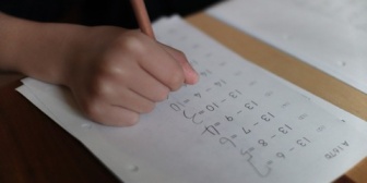 娘「なぜ宿題があるの？宿題がなければ、みんなずっと楽しく過ごせて、できない子が怒られることもないのに…」妻『』←長いけど、非常に納得のいく答えで感動した。