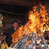 今年の高飛びを誓う！新井監督の護摩行