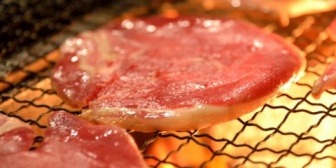 【引いた】昼休みに先輩と近くの焼肉屋に行ったら彼女が一人で食べていた。声をかけるタイミングを伺っていたら…