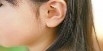 【いい話】子供6歳と4歳がいるんだけど、両耳が軽度難聴の私「ママ今の聞こえなかった～。何て言ったの？」→すると…