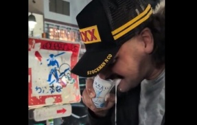 【動画】マジでありえん缶チューハイの開け方をする外人が大バズりｗｗｗｗ　見たことない開き方してる……