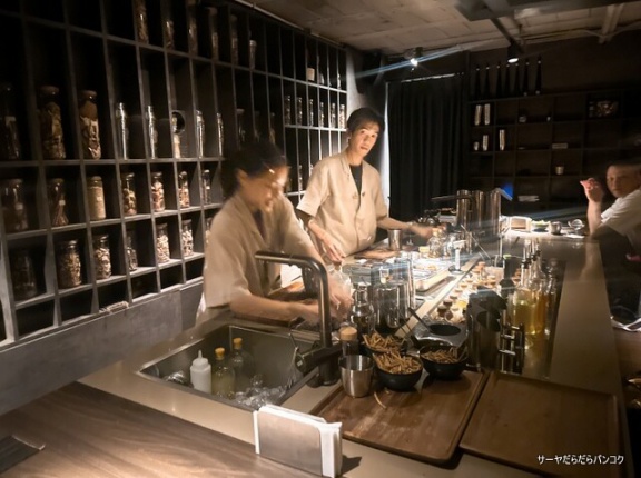 【Bar Us　バーアス】　at　Sukhumvit Soi26　～ラーメン味のカクテル!? 世界15位の斬新な隠れ家バー～