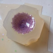 猫も更年期あるのかしら？と、紫色の宝石レジンつくりました。