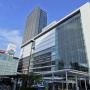 横浜駅前の商業施設屋上から女性が飛び降り → 下にいた通行人の女性にぶつかりどちらも心肺停止