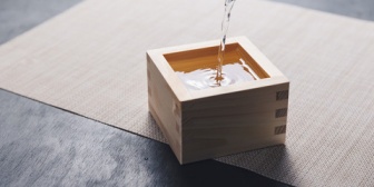 デパートで自分用に日本酒を見ていたら、売り場のおばさんに「父の日のプレゼントですか~?」と声をかけられた。あしらってもしつこくて…