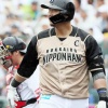 日ハム中田が途中交代　膝に自打球などで大事取り