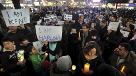 「私はケンジ」「私はハルナ」と名乗る人達がロウソク片手に渋谷駅前に集結