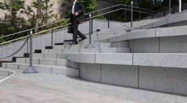 【危険】高輪ゲートウェイ「危険な大階段」で複数けが人…JR東が対策　隈研吾氏設計説は誤情報