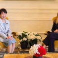 【座り方が～】立憲 蓮舫氏「お行儀よく座る高市は女の敵！」→ 自分も同じ座り方をしていました