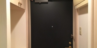 ドアノブをガチャガチャされる音で気持ち悪いと感じたけど、鍵をかけていたので無視して寝ました。すると「カチャ」という音が…