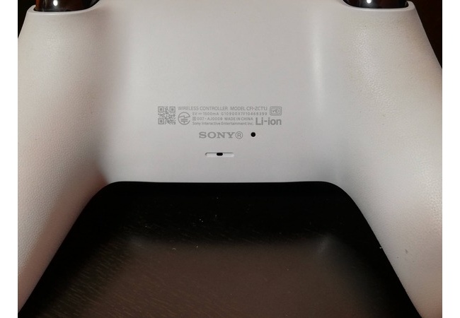 【悲報】PS5のコントローラー、1週間使用しただけで汚れまみれになってしまうwww