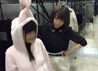 内田眞由美がうさぎの格好をした込山榛香の耳を引っ張りTwitterに晒す