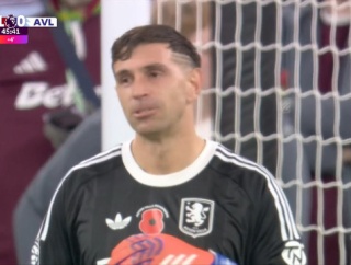 ◆悲報◆アストン・ヴィラGKエミマル、サラーにプレゼントしてしまう😭