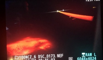 【この謎の赤い光の正体は!?】仁川からロサンゼルスに飛行中の旅客機で謎の赤い光)