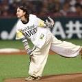 【芸能】一球絢爛！齋藤飛鳥が豪快フォーム