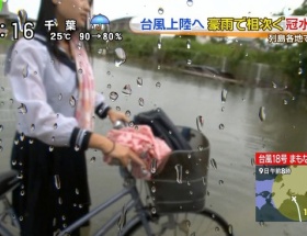 【画像】台風でヌレヌレスケスケの美少女ＪＫがテレビに映る