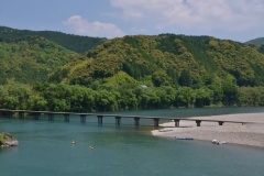 沈下橋から車が5m下へ転落、男性死亡