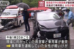 緊急走行中の救急車とプリウスが交差点で衝突事故