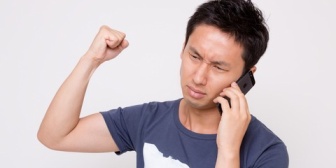 兄（社長）と一緒に老人ホームで働いている。仕事のアイデアが浮かんで、テキストメッセージをいくつかに分けて兄に送ったら、怒られたんだ…