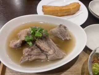 (札幌) 肉厚スペアリブと薬膳スープ「肉骨茶」