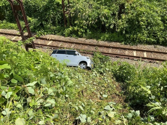 45歳と40歳の撮り鉄の息子と71歳の母親が列車の写真を撮るため長野県のJR飯山線に→乗ってきた軽自動車が線路脇に転落ｗｗｗｗｗｗｗｗｗ