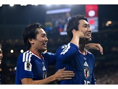 【サッカーW杯】キ・ソンヨン、日本vsチュニジア解説中に机叩いて激昂ｗｗｗｗ
