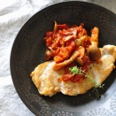 ソースをたっぷりのせて召し上がれ！【チキンステーキ　キノコのトマトソース】の作り方と2日分の晩ごはん（肉まみれ）