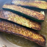 たまらないおいしさ！白ワイン香るズッキーニのステーキ風