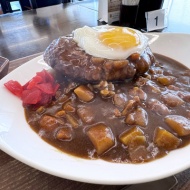 侮れないぞ、道の駅！　ゴロゴロ野菜に極厚ジューシィハンバーグカレー〜南富良野　レストラン メープル〜