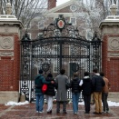 相次ぐ銃乱射事件。クリスマスや年末年始は気をつけなくては