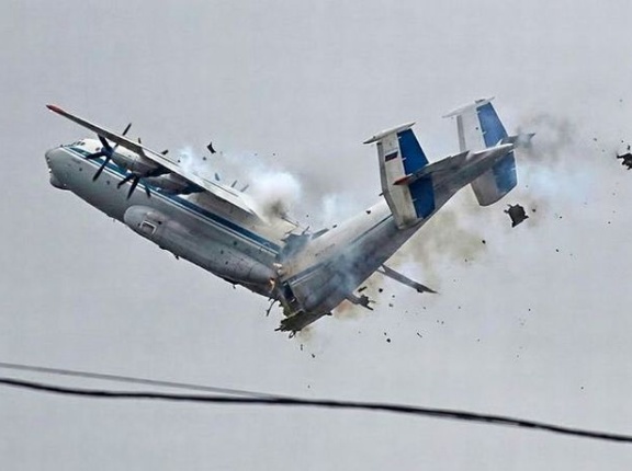 ロシア軍の大型輸送機「アントノフ An-22」が空中でポッキリ！