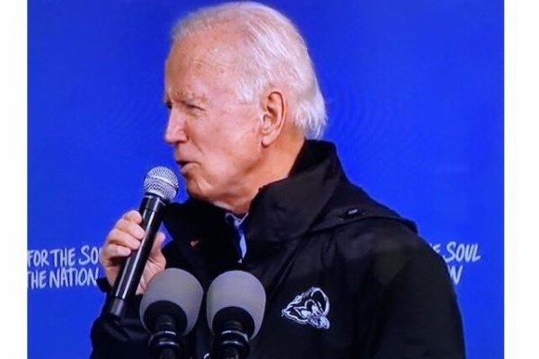 やバイデン フィラデルフィア イーグルスのジャケットを着てます 着てない 自分はおばあちゃん ボケたじじいｗ ファンサマリィ