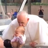 【奇跡】ローマ教皇フランシスコの祝福のキスで幼女の脳腫瘍がみるみる縮小、MRI検査で判明