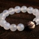 蓮の彫刻が輝く白瑪瑙ブレスレット 男女兼用でギフトにも