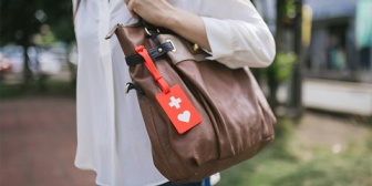 病気でもない義姉が鞄にヘルプマークをつけてた。可愛いから寝たきりの友人の家から無断でもらってきたと聞いてドン引き→すぐその友人に返すように言ったが…