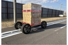 国交省、物流人手不足を解決する実験を開始。高速道路にレール敷く案も