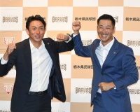 西岡剛「ﾓｰ娘。知らんやろな今の子達ｗｗｗ」 川﨑宗則「今の子達は坂です、坂ｼﾘｰｽﾞ」