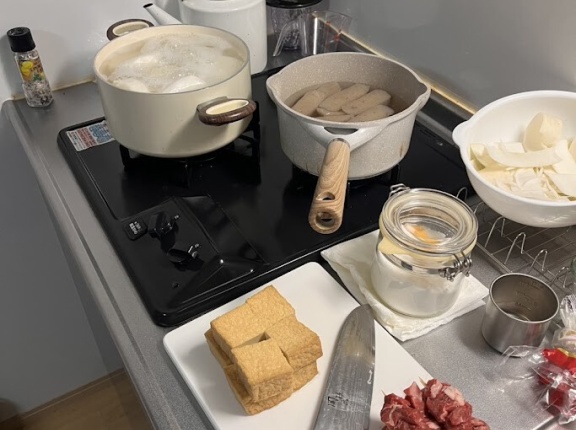 日曜日の夜にせっせとおでんを作っていた一人暮らし長女の話と「大人のおしゃれ手帖」1月号でお仕事させていただきました