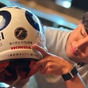 フェラーリ、ドライバーのサイン入りF1レーシングスーツ画像を公開