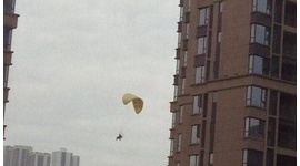 【四川大地震】余りに斬新な避難で”逃亡王”と呼ばれた中国人の写真が話題に