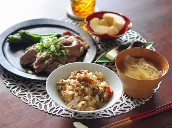 コストコで買った黒毛和牛切り落とし肉を使って【焼きしゃぶ】で晩ごはん