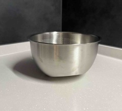 洗い物を増やさない道具｜傾けるだけでざるにもボウルにもなる【ステンレスパンチングざる】