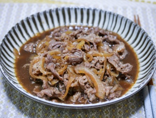 牛肉を叩いて叩いて柔らかく「牛丼の具」&「ちょこっとモノクロ写真」