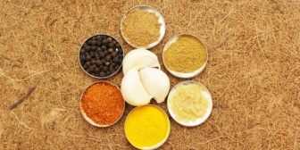 【ルーを使わないカレー】嫁がスパイスを買い込んできてた。→家中が臭い。→何のスパイスを入れたのか聞いても、嫁「楽しみにしててｗ」→食った結果…