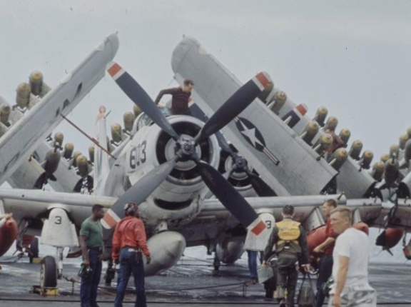 ベトナム戦争参戦中の米海軍空母「ボノム・リシャール」でのフライトデッキ作業
