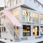 表参道のシャネル新店舗の階段に車輪がついてるのナンデ！？⇒実は建築法を掻い潜るスゴテクだった