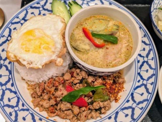 タイ料理「バンコクダイナー」（大手町ビル）で「ガパオ＋グリーンカレー」セット