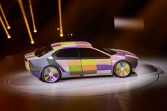 BMWが色の変わる車を発表、最大で32色、さまざまなパターンで表示可能